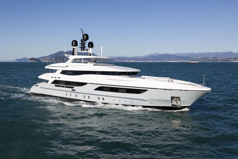 M/Y Medially